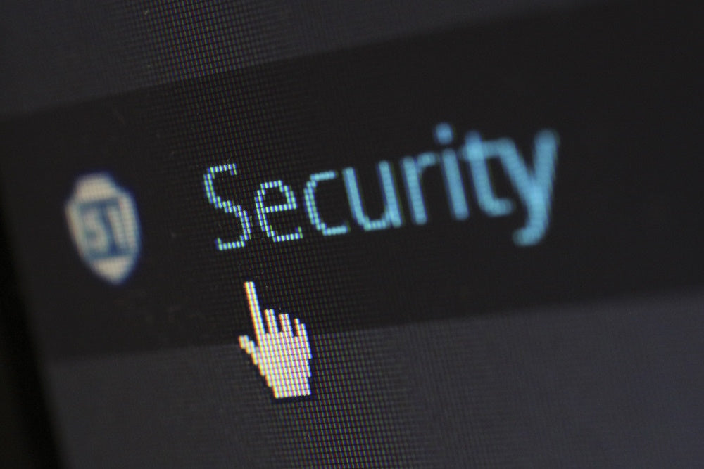 Datorskärm med texten "Security" och en pekare som visar säkerhetsval.